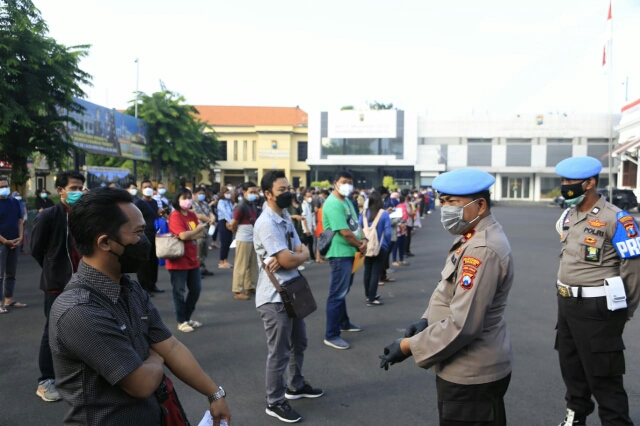 Terbukti dan Antusias Masyarakat Mendatangi Gerai Vaksinasi di Mapolrestabes Surabaya