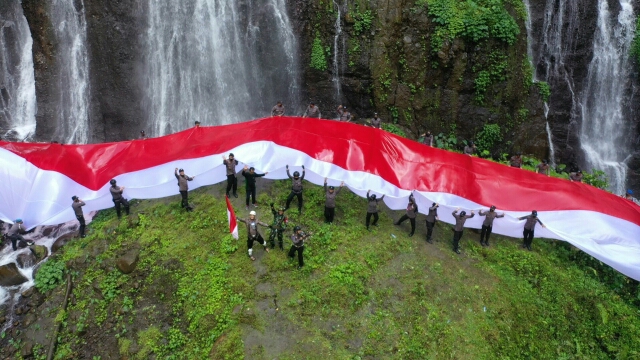 Polres Lumajang Kibarkan Bendera Merah Putih Raksasa, di Hari Bhayangkara ke-75