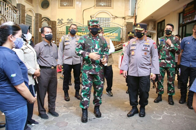 Kapolri Tinjau Penyekatan Hingga Vaksinasi Massal di Hari Pertama PPKM Darurat