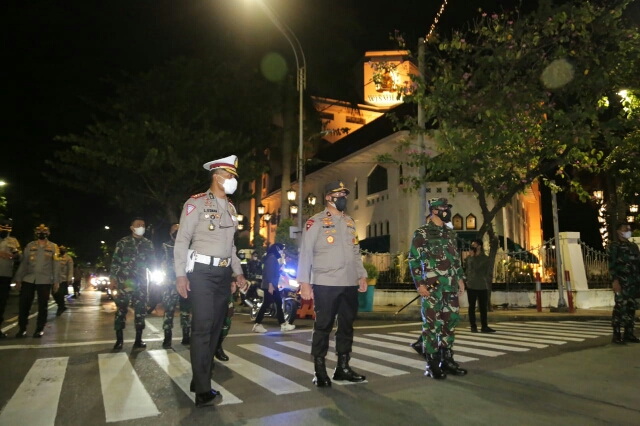 Unsur Forkopimda Jatim Tinjau Pos Pengendalian Covid 19 Polrestabes Surabaya.