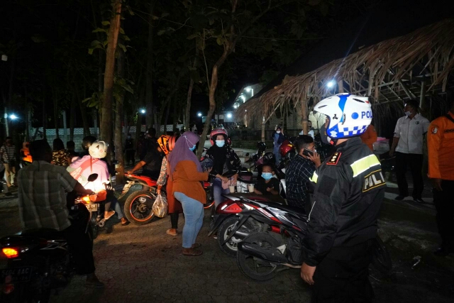 Petugas Gabungan Bubarkan Kerumunan Saat Hari Pertama PPKM Darurat di Bojonegoro