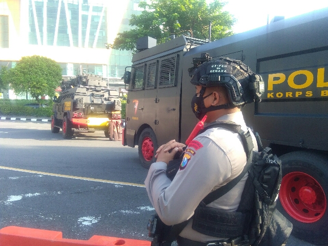 Anggota Gegana Polda Jatim Diturunkan Dalam Penyekatan di Bundaran Waru Cito