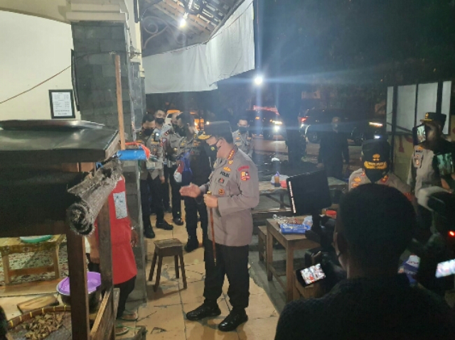 Kapolri Blusukan Bagi-bagi Sembako ke Warga dan Pedagang Angkringan di Solo