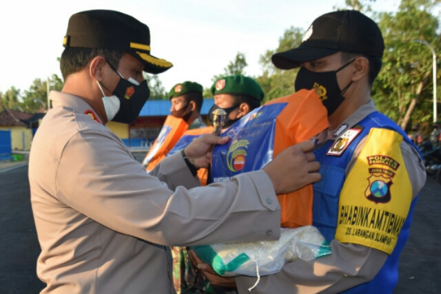 Polres Pamekasan Salurkan Bansos Kapolri sebanyak 5.000 Kg Dimasa PPKM Darurat