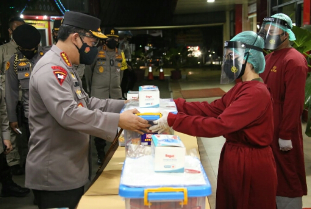 Tenaga Kesehatan RS Polri Soekanto Mendapatkan Bantuan Dari Kapolri