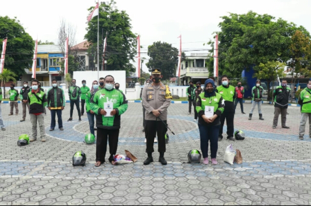 Komunitas Ojek Online Mendapatkan Bantuan Sosial dari Kapolres Jombang