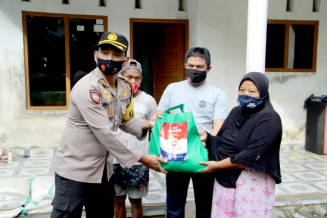 Kapolres Lumajang Salurkan Bansos Untuk Warga Terisolir, Dengan Menyeberangi Sungai