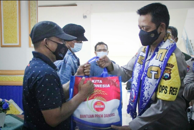 Aremania di Stadion Kanjuruhan Mendapatkan Saluran Bansos Sembako dari Kapolres Malang