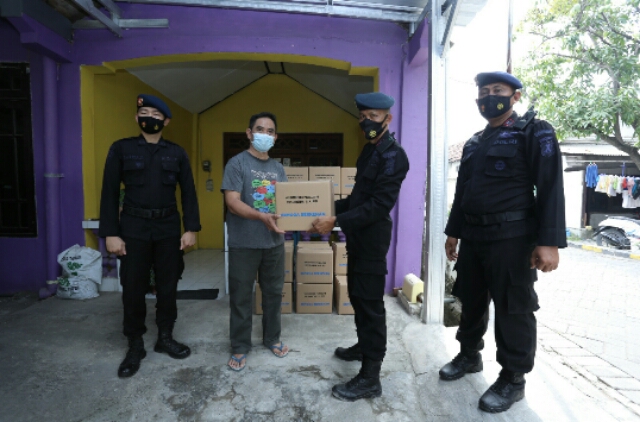 Dansatbrimob Polda Jatim Salurkan Bansos Untuk Masyarakat Terdampak PPKM Darurat
