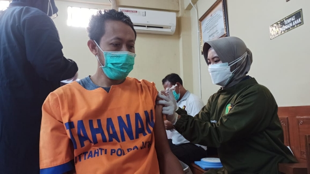 Dittahti Polda Jatim Gelar Vaksinasi dalam Tahanan