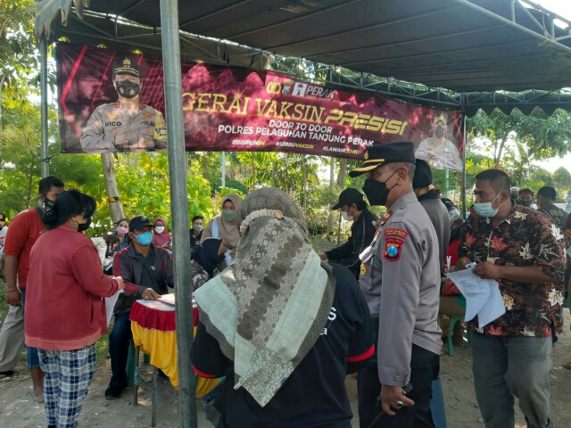 Polres Pelabuhan Tanjung Perak Lakukan Home Care Vasin Yang Digelar di Taman Suroboyo Untuk Warga Nelayan