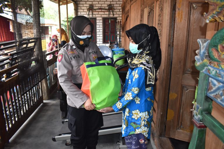 Polwan Polres Bangkalan Salurkan 250 Paket Sembako Untuk Pelaku UMKM Batik, Menjelang Hari Jadi PolwanKe-73
