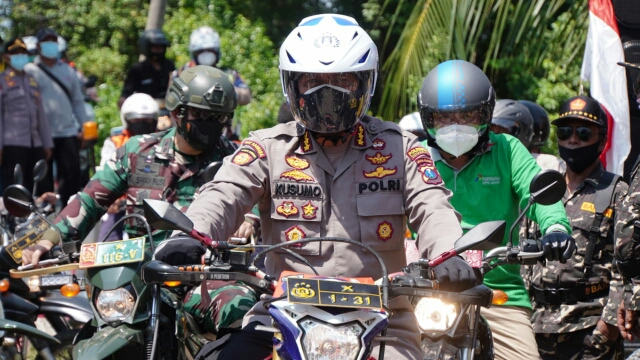 Forkopimda Sidoarjo Pantau Vaksinasi Covid-19 di Dusun Kepetingan, Dengan Mengendarai Motor