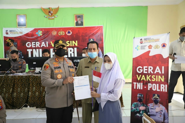 Kapolres Mojokerto Sosialisasi Aplikasi Peduli Lindungi Dalam Gelar Vaksinasi Putih Abu-Abu