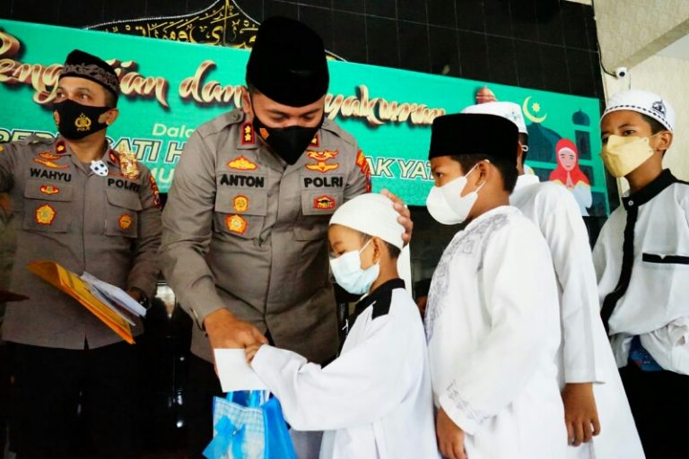 Puluhan Untuk Anak Yatim Diberikan Langsung Oleh Kapolres Tanjung Perak
