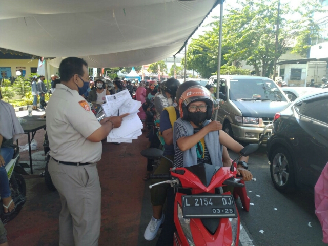 Layani Semua Warga KTP Surabaya Dalam Vaksinasi Drive Thru Polres Pelabuhan Tanjung Perak