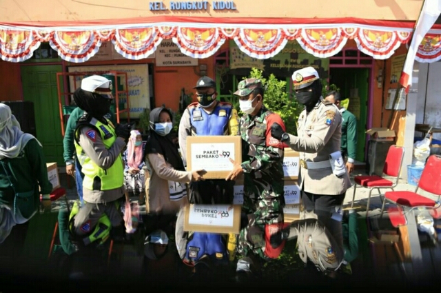 Ribuan Paket Bansos Dalam Rangka Jumat Berkah Disalurkan Langsung oleh Polrestabes Surabaya