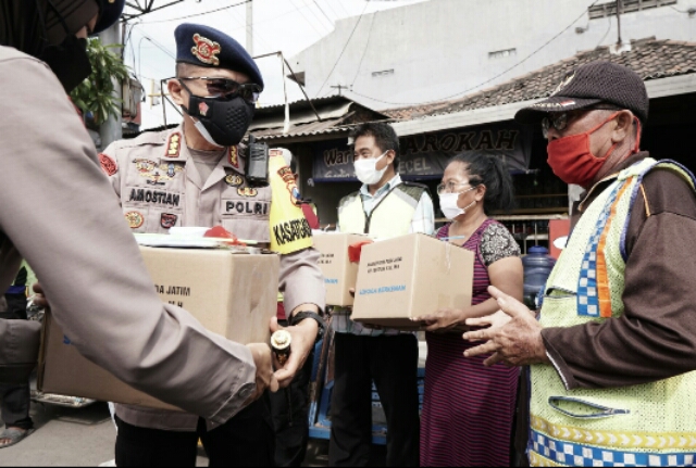 Ringankan Beban Masyarakat Terdampak PPKM, Dansatbrimob Polda Jatim Bagikan Bansos