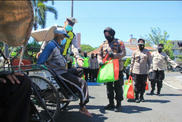Polwan Polrestabes Surabaya Salurkan Ratusan Paket Sembako, Bersama Ketua Bhayangkari Cabang Kota Besar Surabaya
