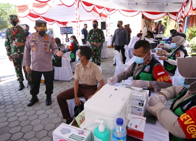 Kapolri Berharap Target Pemerintah Segera Terwujud Saat Tinjau Vaksinasi Serentak 10 Titik di NTB