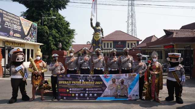Polresta Mojokerto Sosialisasikan Prokes Dengan Melibatkan Sosok Gajah Mada Dan Tribuana Tunggadewi