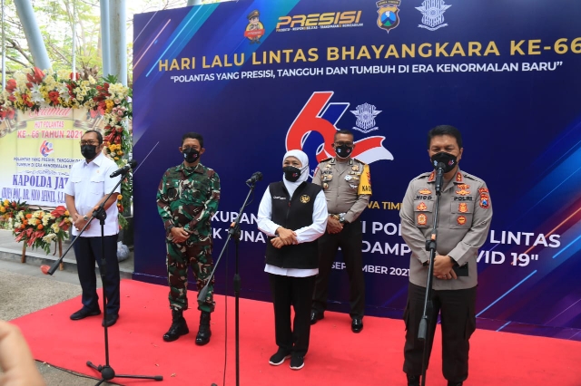 Dalam Peringatan HUT Lalu lintas Bhayangkara ke 66, Forkopimda Jatim Cek Vaksinasi Tuna Wisma