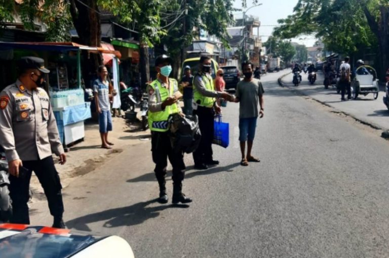 Kapolsek Semampir Bagikan Nasi Bungkus Dalam Program Jumat Berkah