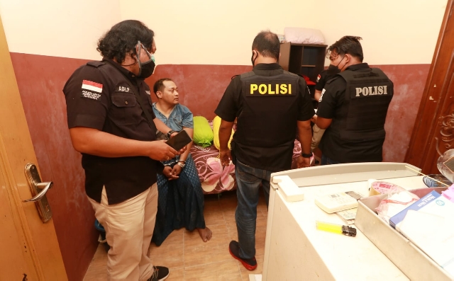 Razia di Kampung Narkoba Polda Jatim Temukan 4 Poket Sabu