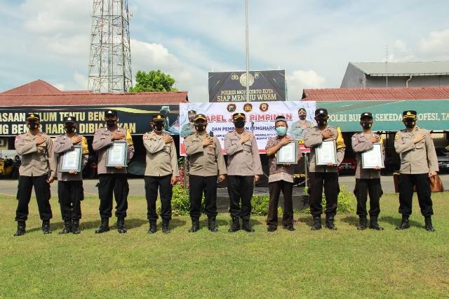 Bhabinkamtibmas Bantu Bedah Rumah Menerima Reward Kapolres Mojokerto Kota