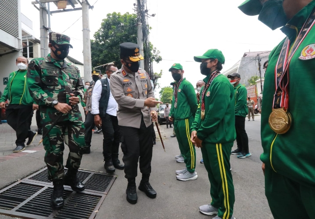 Atlet PON Kontingen Jatim Sepulang dari Papua, Dikunjungi Forkopimda di Karantina
