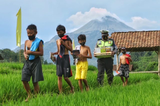 Bhabinkamtibmas Jangkau Anak-anak Desa Dengan Mobil Cerdas Wujudkan Kampung Sinau