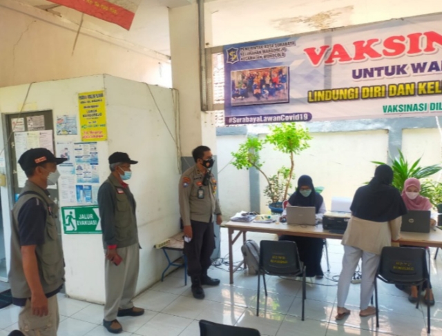 Polsek Wonocolo Pantau Kegiatan Vaksinasi di Kelurahan Margorejo