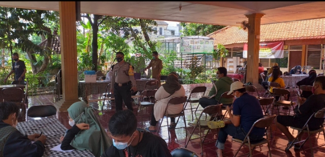 Polsek Wonocolo Lakukan Pemantauan dan Monitoring Vaksin di Kelurahan Jemursari