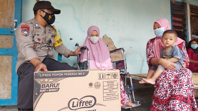 Bripka Latip Utomo Rela Sisihkan Sebagian Gajinya Demi Membantu Penyandang Disabilitas