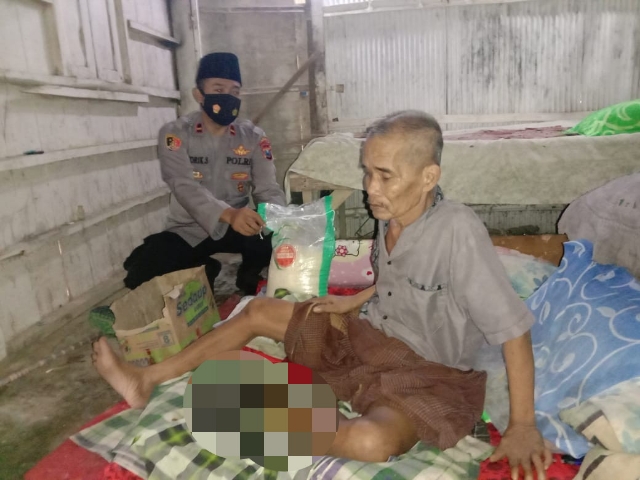 Warga Tidak Mampu Di Desa Rong Dalam Omben Mendapatkan Perawatan Medis