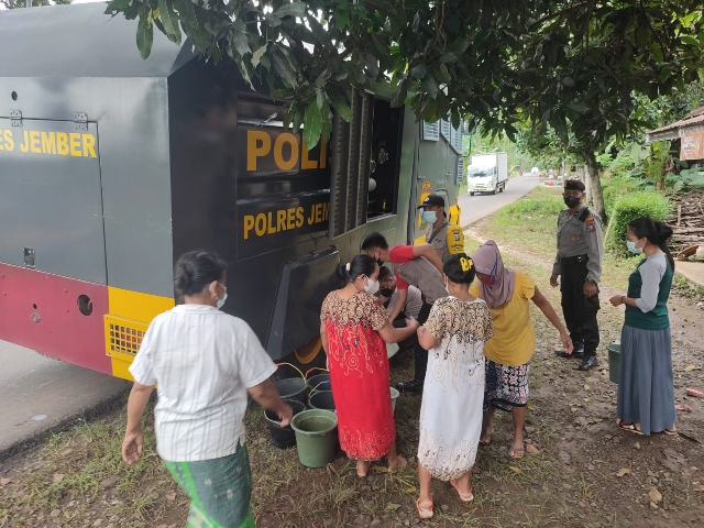 Warga Terdampak Banjir Semboro Serbu  Water Canon Milik Polres Jember