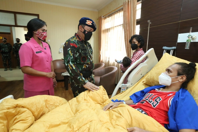 Kapolri Jenguk Anggota yang Tertembak saat Bertugas, di HUT Brimob ke-76