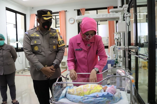 Polri Peduli Kemanusiaan, Kapolres Blitar Kota Jenguk Bayi Yang di Buang di Depan sebuah Toko