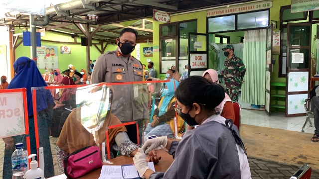 AKBP EG Pandia Tinjau Vaksinasi Lansia Sekaligus Salurkan Bantuan Sosial di Bojonegoro