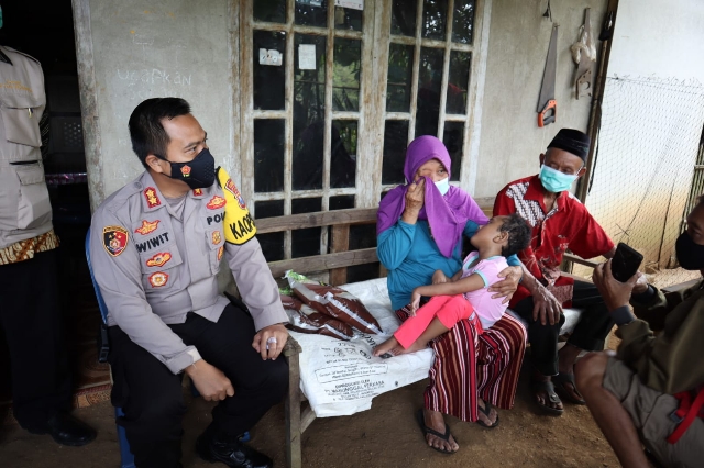 Peduli Kesehatan Kapolres Pacitan Distribusikan Kursi Roda hingga Vaksinasi Puluhan Lansia