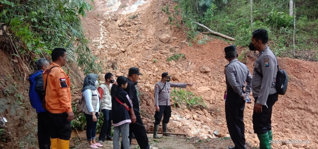 Kapolsek Slahung Bersama Anggota Tanggap Bencana, Bantu Masyarakat di Lokasi Tanah Longsor