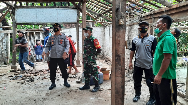 Kompak, Polsek Jambon Bersama 3 pilar Bantu Renovasi Rumah Warga Yang Tidak Layak Huni