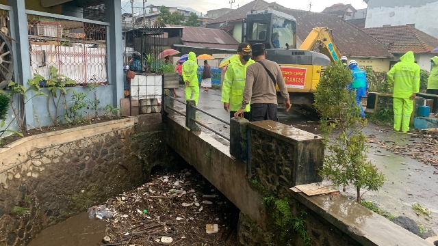 Tanggap Bencana, Polres Batu Bersihkan Sampah Penyebab Meluapnya Sungai Ledok