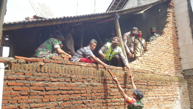 9 Rumah Ambruk Akibat Hujan disertai Angin Kencang di Jabung, ini yang Dilakukan Polres Malang