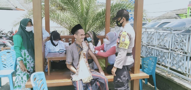 Kejar Herd Immunity, Jamaah Sholat Jumat Dapat Vaksin dari Polres Bojonegoro