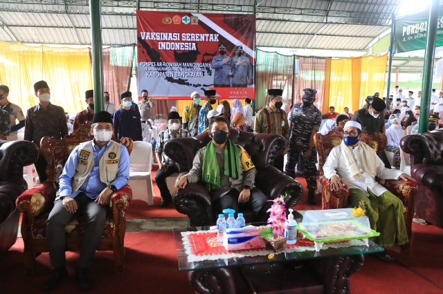 Kunjungan Kapolda Jatim Dalam Meninjau Vaksinasi di Ponpes Bangkalan