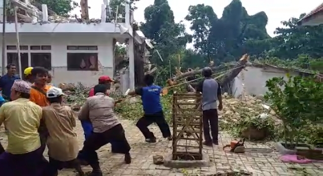Bantu Bersihkan Pohon Tumbang Di Ponpes Nurul Alam Prajjan Camplong, TNI-Polri dan Pemkab Sampang Ikut Bersinergitas