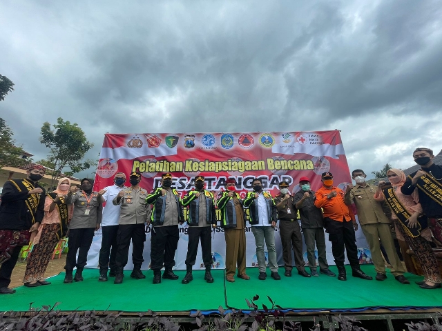 Pembentukan Destana di Desa Bareng dengan Pelatihan Kesiapsiagaan Bencana