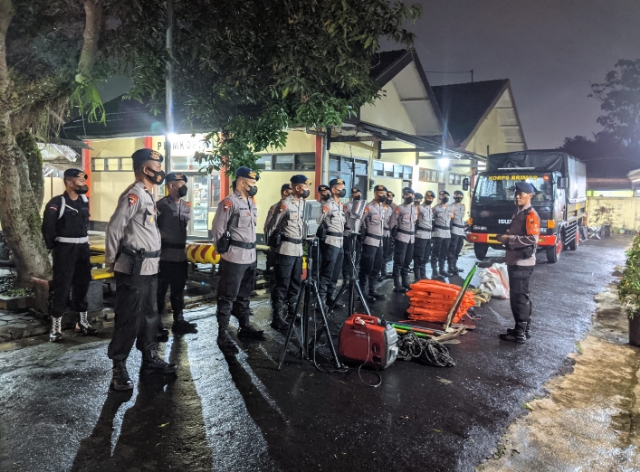 Brimob Malang Sigap Bencana Banjir Bandang