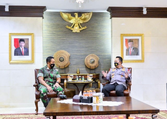 Panglima TNI Jenderal Andika Perkasa Menyambangi Kapolri Jenderal Listyo Sigit Prabowo di Mabes Polri